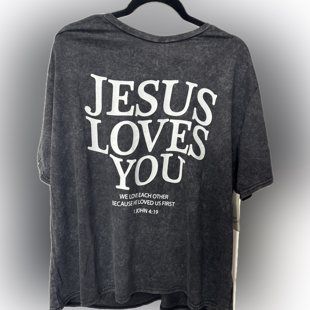 Free Kisses Jesus loves you women’s Charcoal Tee NWT SIZE 3X
